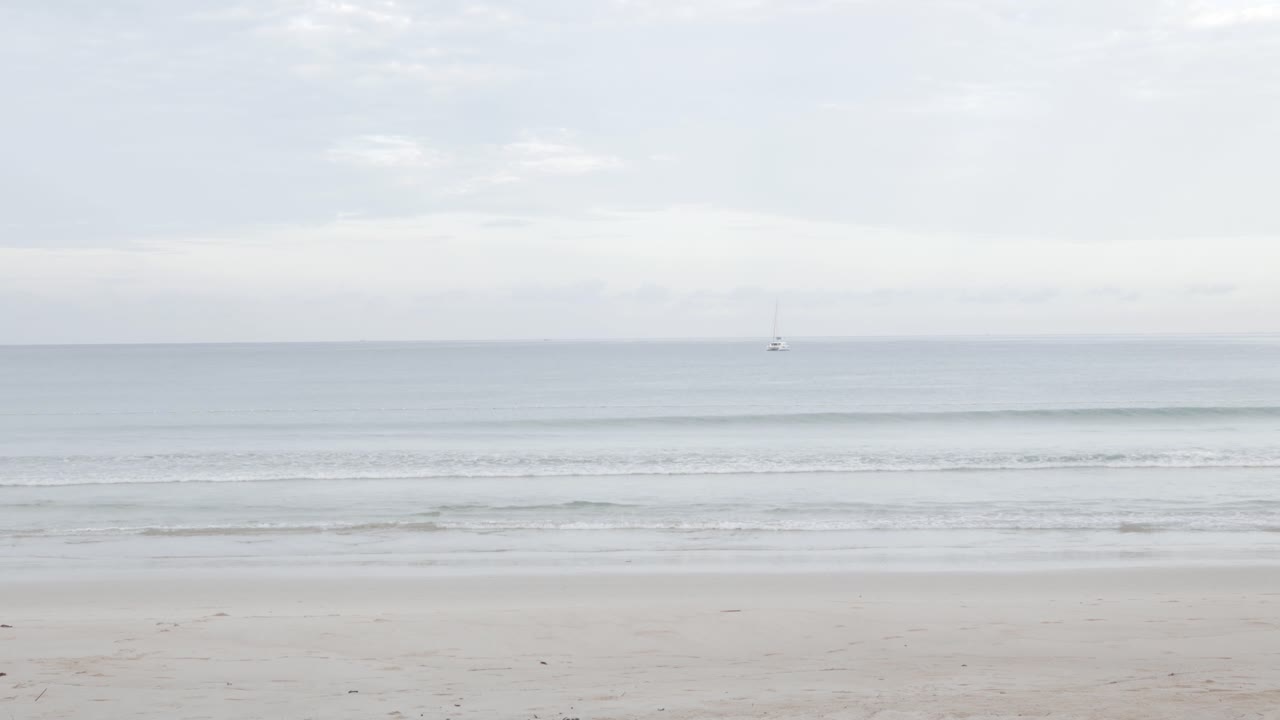 여름 햇살 낮에 평화로운 바다에서 하얀 모래와 잔잔한 파도가 있는 해변