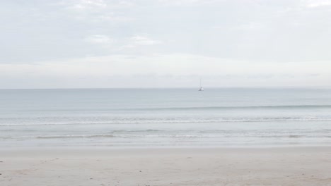 Der-Strand-Mit-Weißem-Sand-Und-Ruhigen-Wellen-Vom-Ruhigen-Meer-Im-Sommersonnenschein-Tagsüber