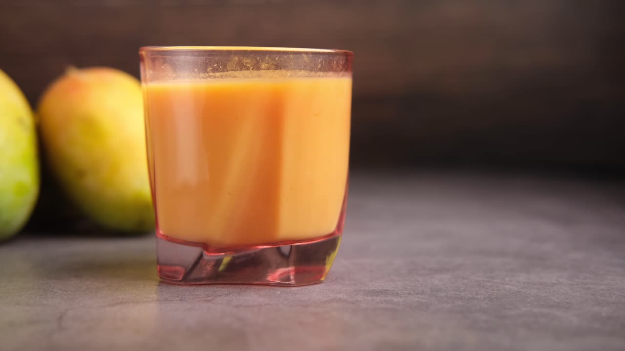 Smoothie di mango in un bicchiere