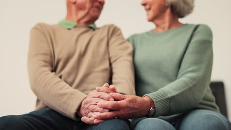 casa, hablando y la pareja feliz de mayores sosteniendo