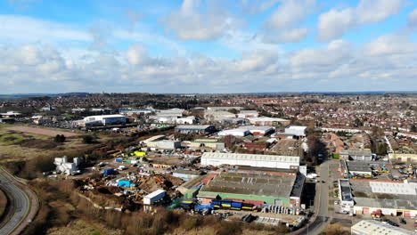 Antena---Una-Zona-Industrial-En-Northampton,-Un-Día-Soleado-Con-Vistas-Desde-El-Cielo-En-El-Reino-Unido,-Europa