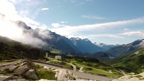 nubes entrantes en un paso de montaña en el paso de san bernardino en suiza