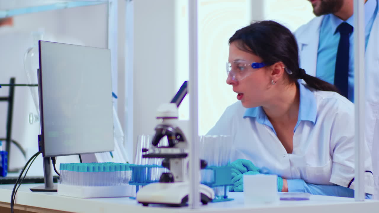 la enfermera química explica al médico el desarrollo de la vacuna