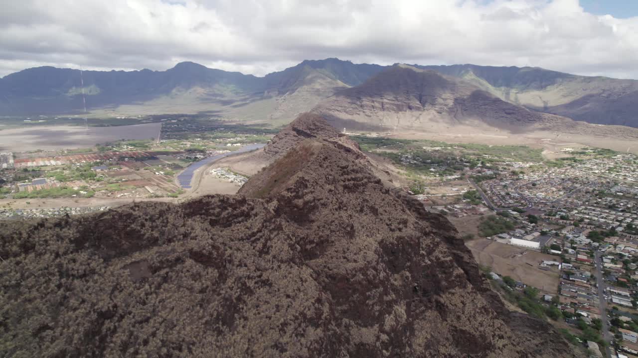 Over the Edge: A Panoramic Flight Above Oahu’s Cliffs with a Hidden Village Below