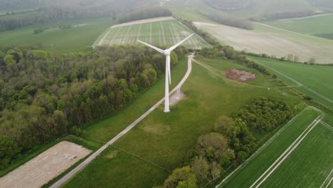 Toma-De-Drone-De-Una-Turbina-Eólica-En-El-Campo---South-Downs,-Inglaterra