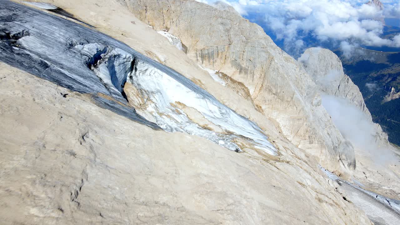 vistas aéreas de la colpase en la cara norte de la montaña marmolada en los dolomitas italianos