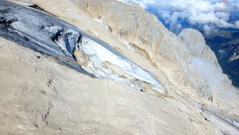 Vistas-Aéreas-De-La-Colpase-En-La-Cara-Norte-De-La-Montaña-Marmolada-En-Los-Dolomitas-Italianos