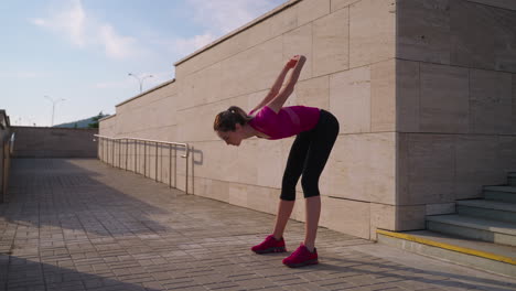 mujer estirándose al aire libre