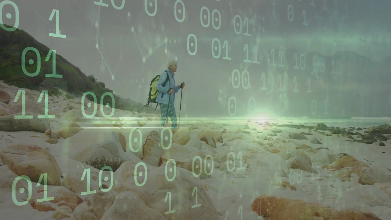 Donna escursionista che inizia su rocce, usando bastoncino e zaino mentre un overlay binario tecnologico mostra il bagliore dell'orizzonte.