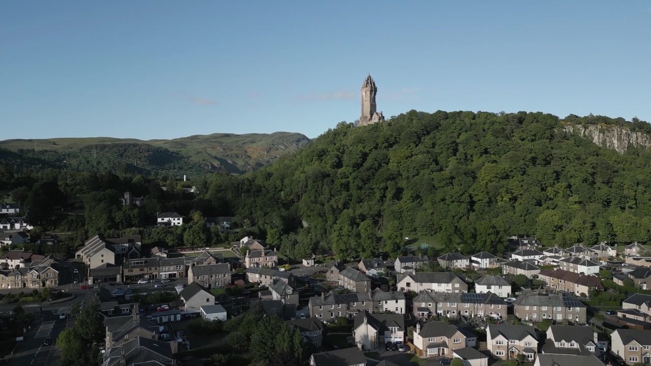 Flyfoto av Wallace-monumentet og byen Stirling i Skottland.
