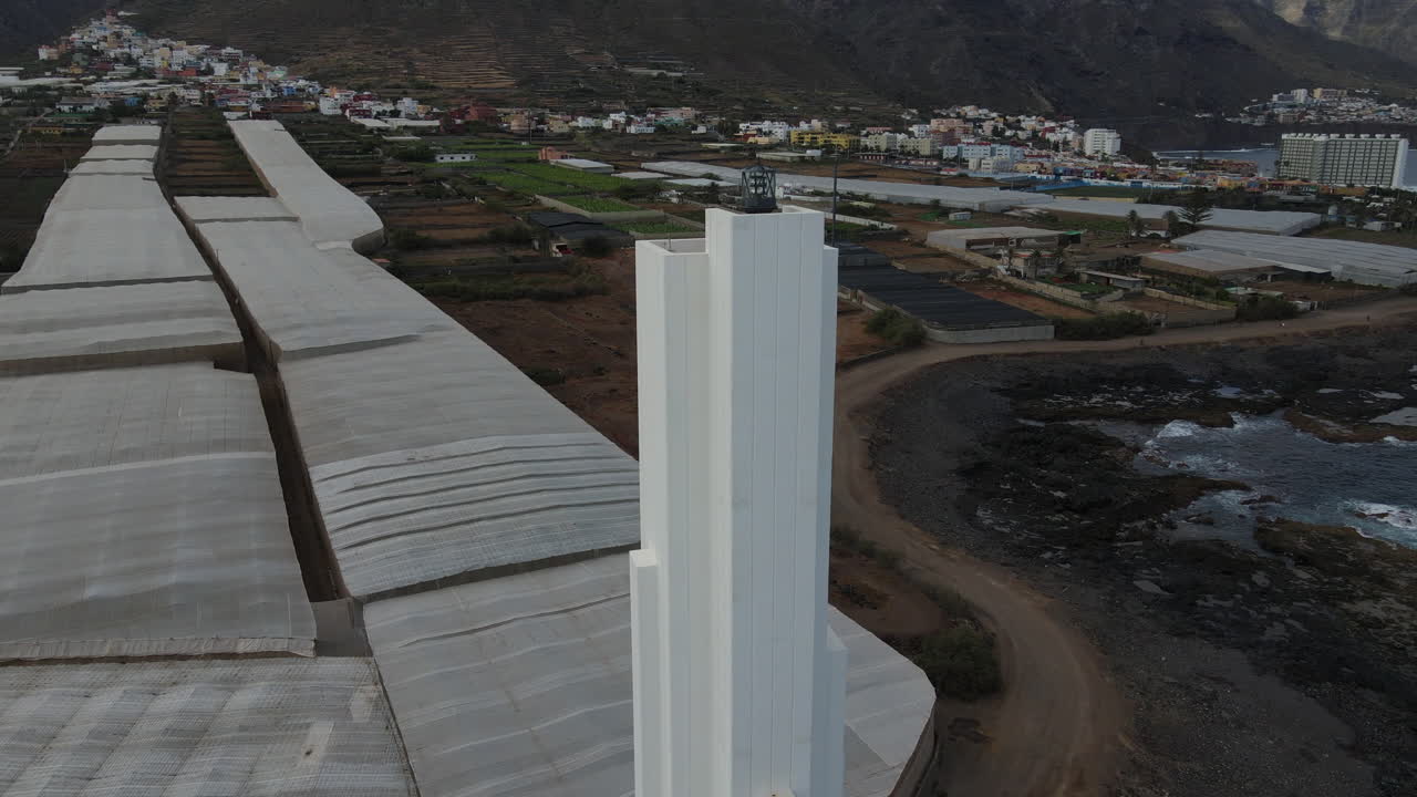 Primer plano aéreo de la baliza de advertencia en el Faro de Punta del Hidalgo
