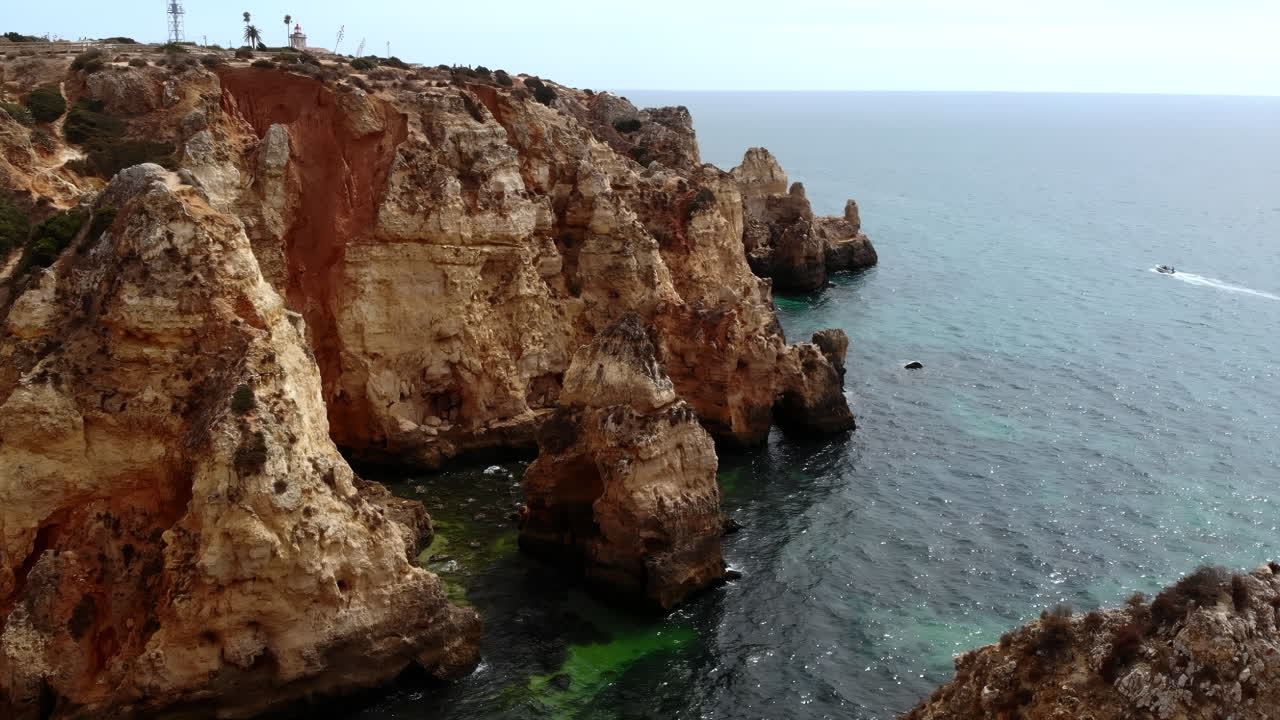 Ilmakuva kallioista ja merestä Algarvessa, Portugalissa