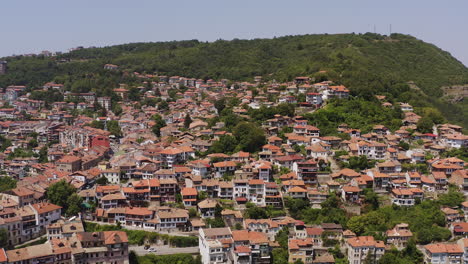 vista panorámica de los techos de terracota de la ciudad de veliko tarnovo construida en colinas