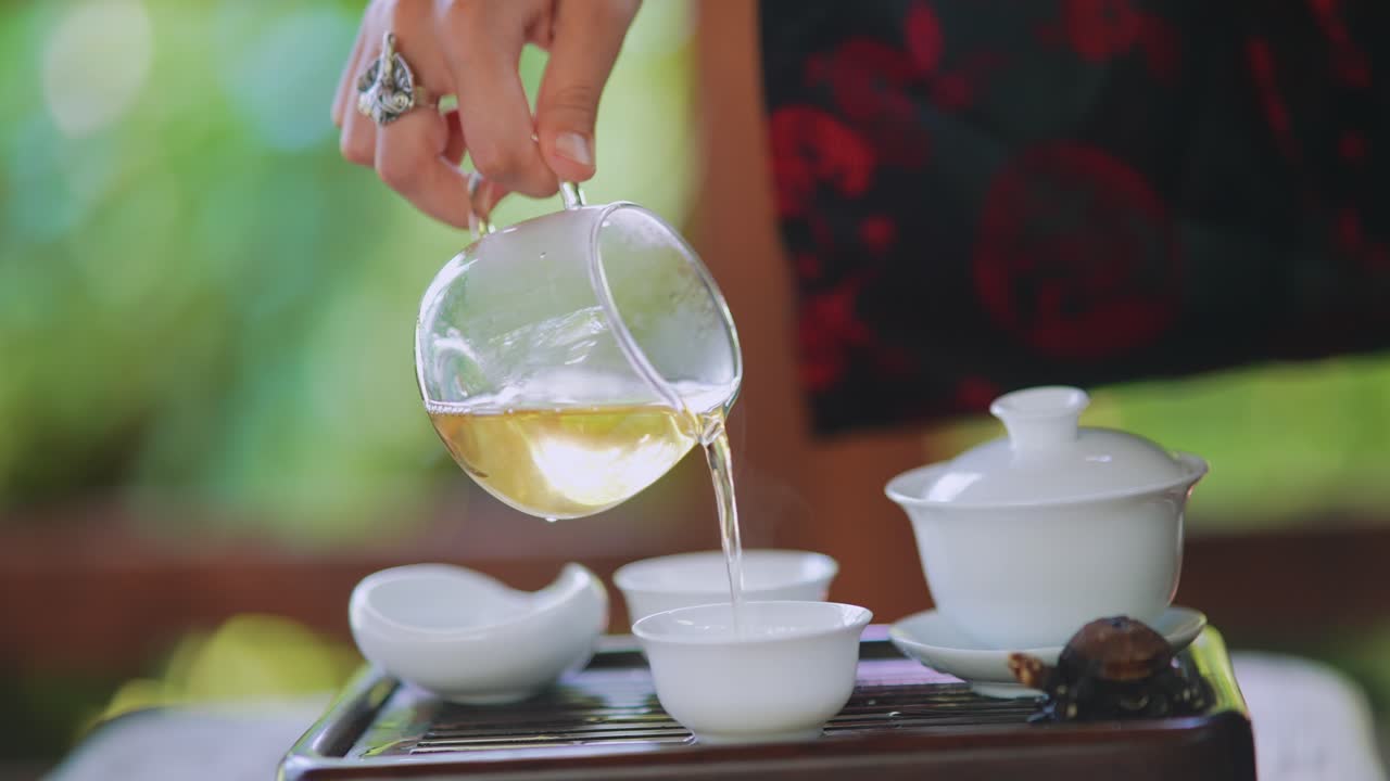 차를 부는 여자