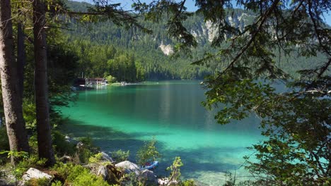 Beach-of-the-beautiful-Eibsee-lake-in-Bavaria,-with-turquoise-water,-very-close-to-the-Zugspitze-mountain