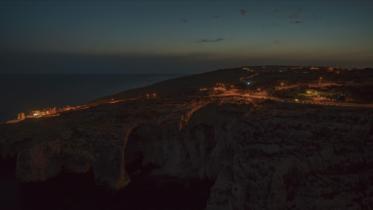 acción nocturna después de la puesta de sol sobre la gruta azul, malta, lapso de tiempo de poca luz