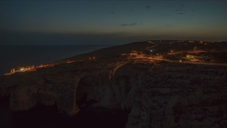 Nachtaktion-Nach-Sonnenuntergang-über-Blauer-Grotte,-Malta,-Lowlight-Zeitraffer