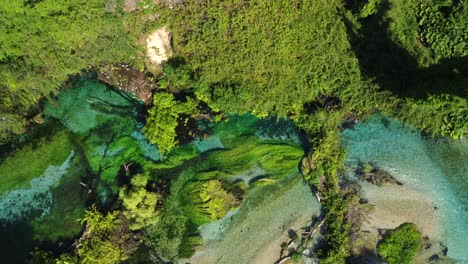 Drohnenaufnahme-Aus-Der-Vogelperspektive-Des-Blauen-Auges-In-Albanien---Drohne-Steigt-Auf-Und-Zeigt-Ihre-Schöne-Farbe-Und-Das-Klare-Wasser