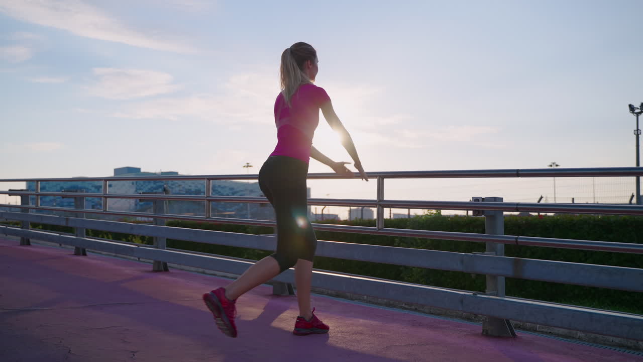 mujer estirándose en un puente al amanecer o al atardecer