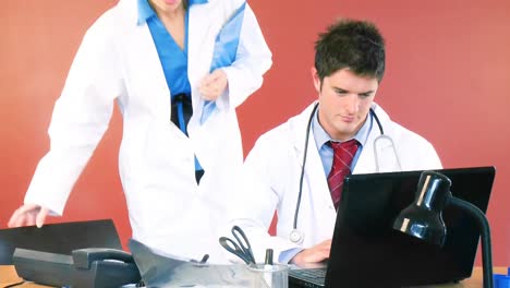 médicos masculinos y femeninos hablando en la oficina del hospital
