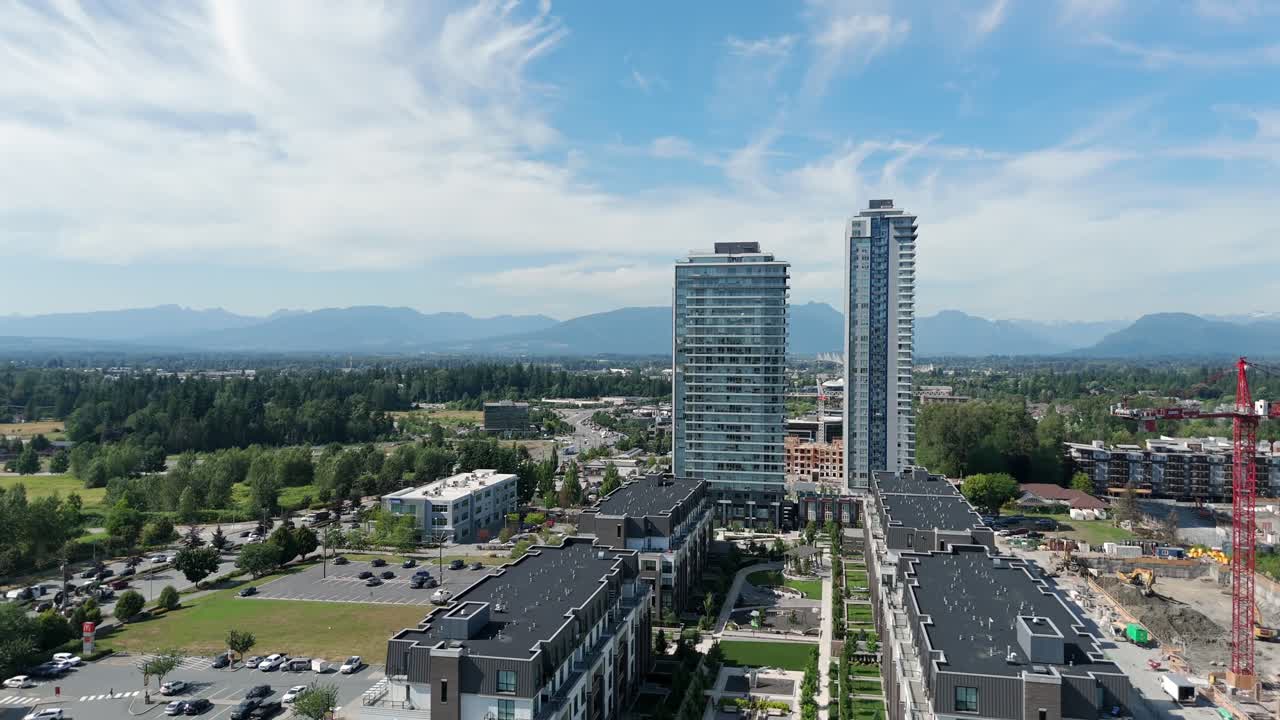 Complesso condominiale e di appartamenti con architettura moderna a Langley, BC, Canada. - ripresa aerea.