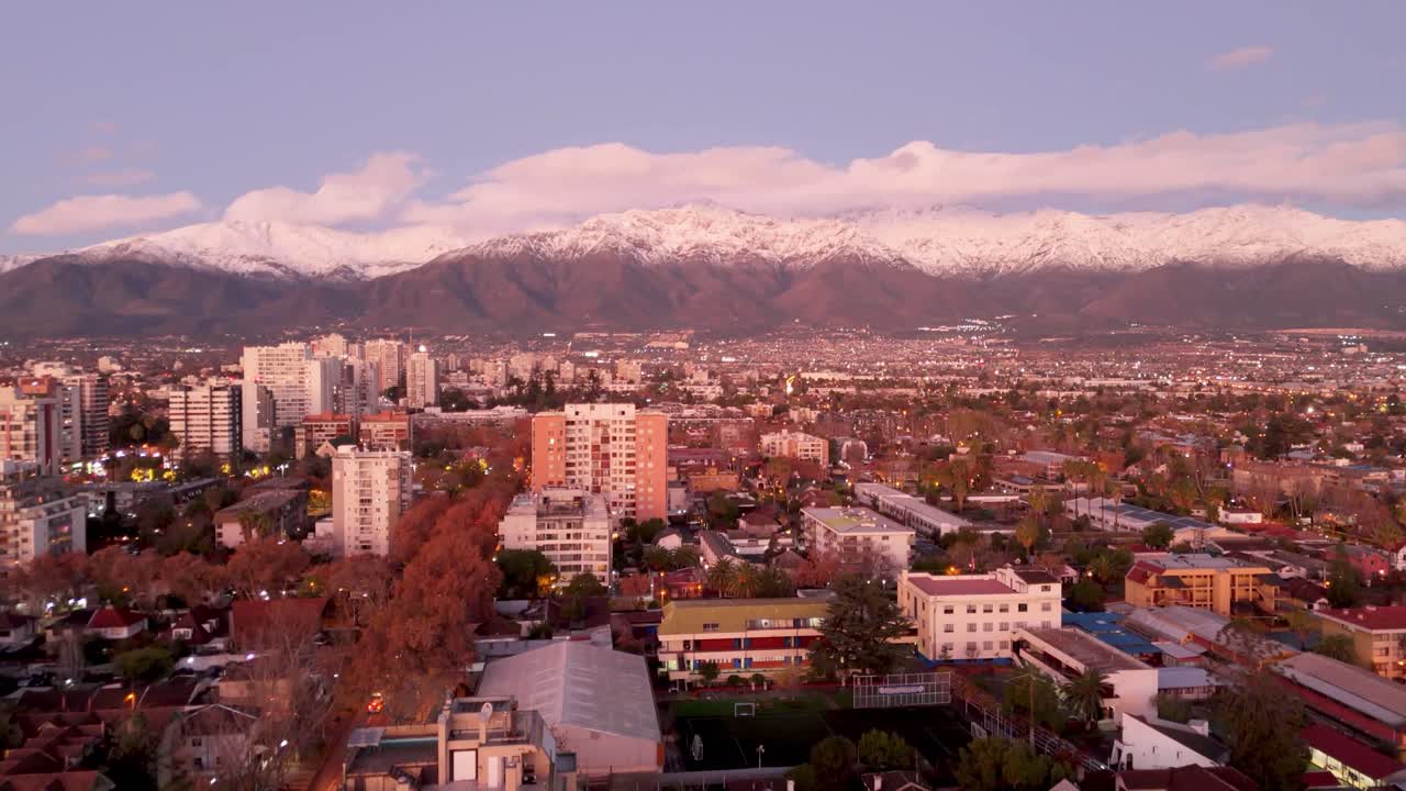Time lapse attraverso una recinzione a Santiago, Cile, Providencia, Las Condes, con semafori, auto, nuvole, dal tramonto alla mattina.