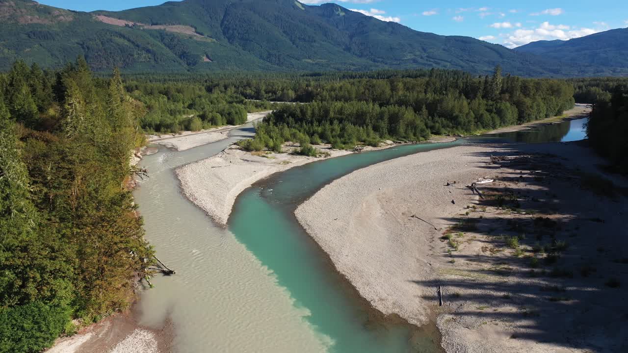 미국 워싱턴 주 녹색 여름 풍경에서 진흙 투성이와 청록색 고산 강물의 그림 같은 교차점