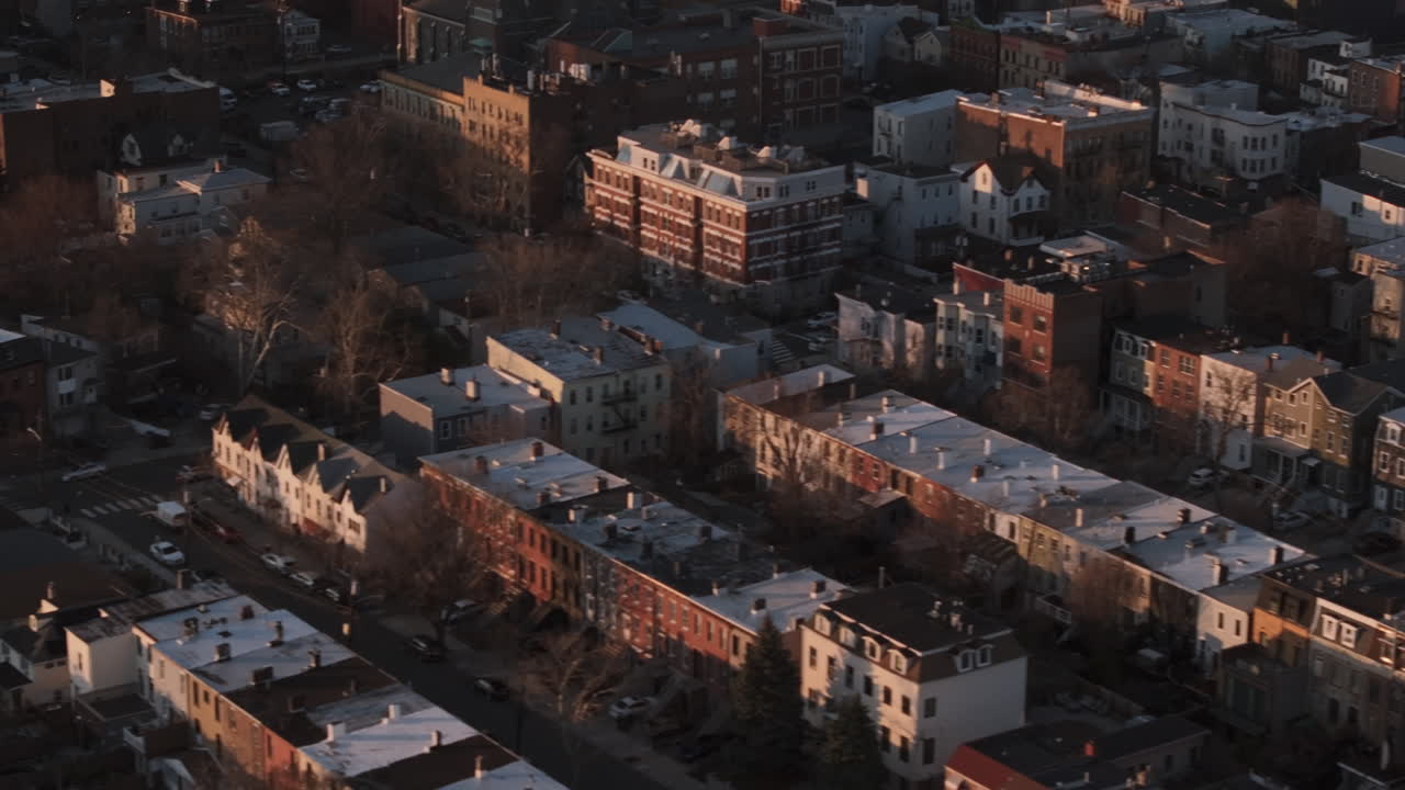 Widok z lotu ptaka na domy w Jersey City. Zdjęcie zrobione o zmierzchu w New Jersey