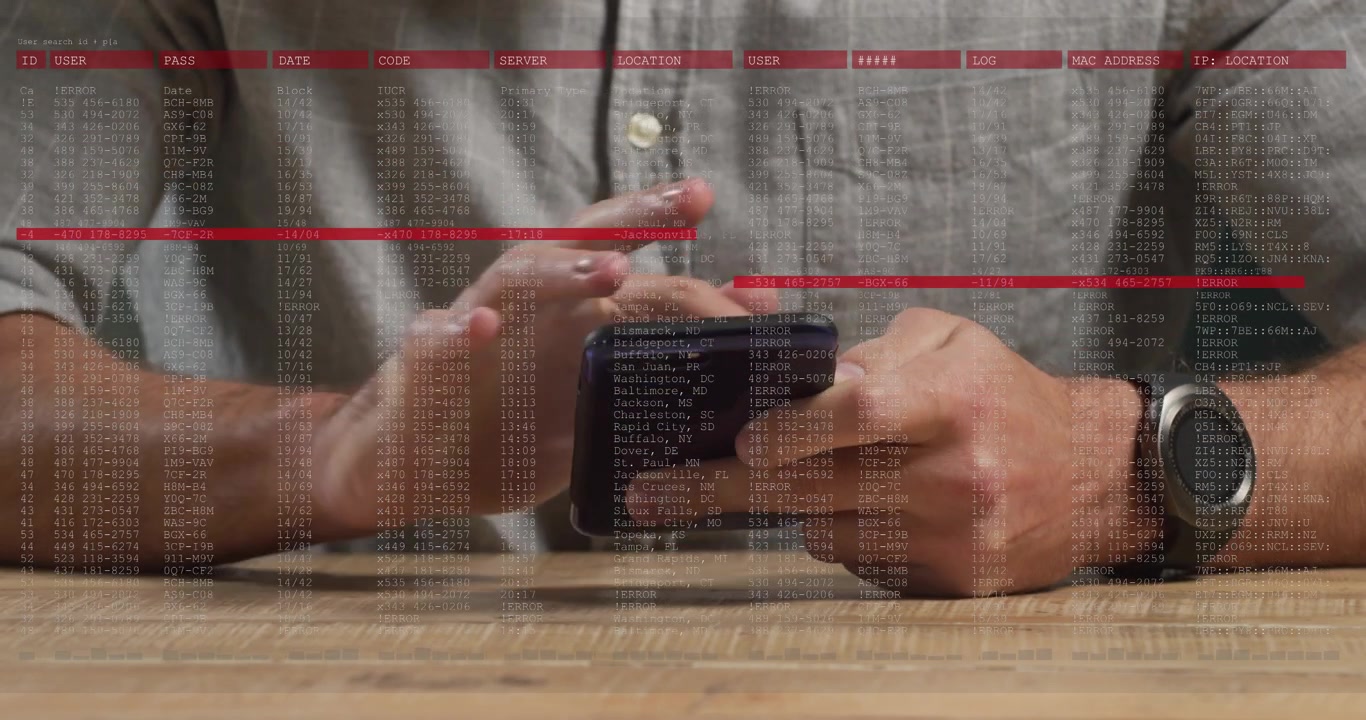 Uomo di mezza età che tocca lo smartphone al tavolo, scorrendo, rivelando una sovrapposizione di codice con barre rosse, per la tecnologia.