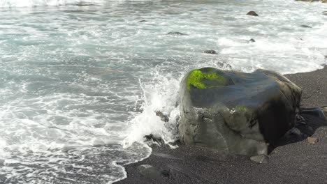 Playa-De-Los-Guios,-Teneriffa,-Inselufer,-Gewässer-Treffen-Auf-Felsen,-Spanien