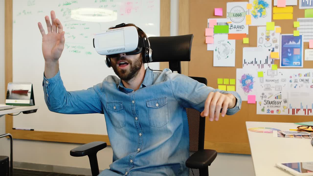 ejecutivo usando auriculares de realidad virtual