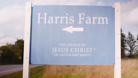 signo emblemático de la granja martin harris cerca del centro de palmyra, nueva york