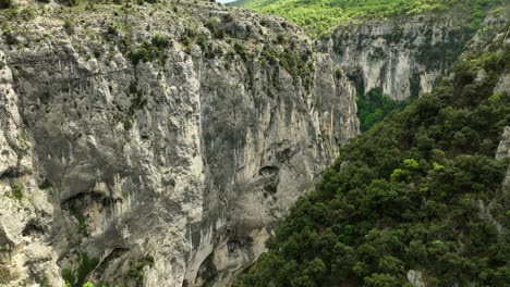 Inclinación-Aérea-Hacia-Abajo-Sobre-Las-Paredes-De-Piedra-Caliza-Del-Desfiladero-De-Verdon,-Francia