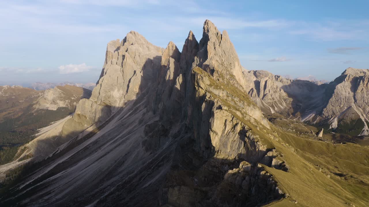 toma deslizante aérea revela seceda, italia