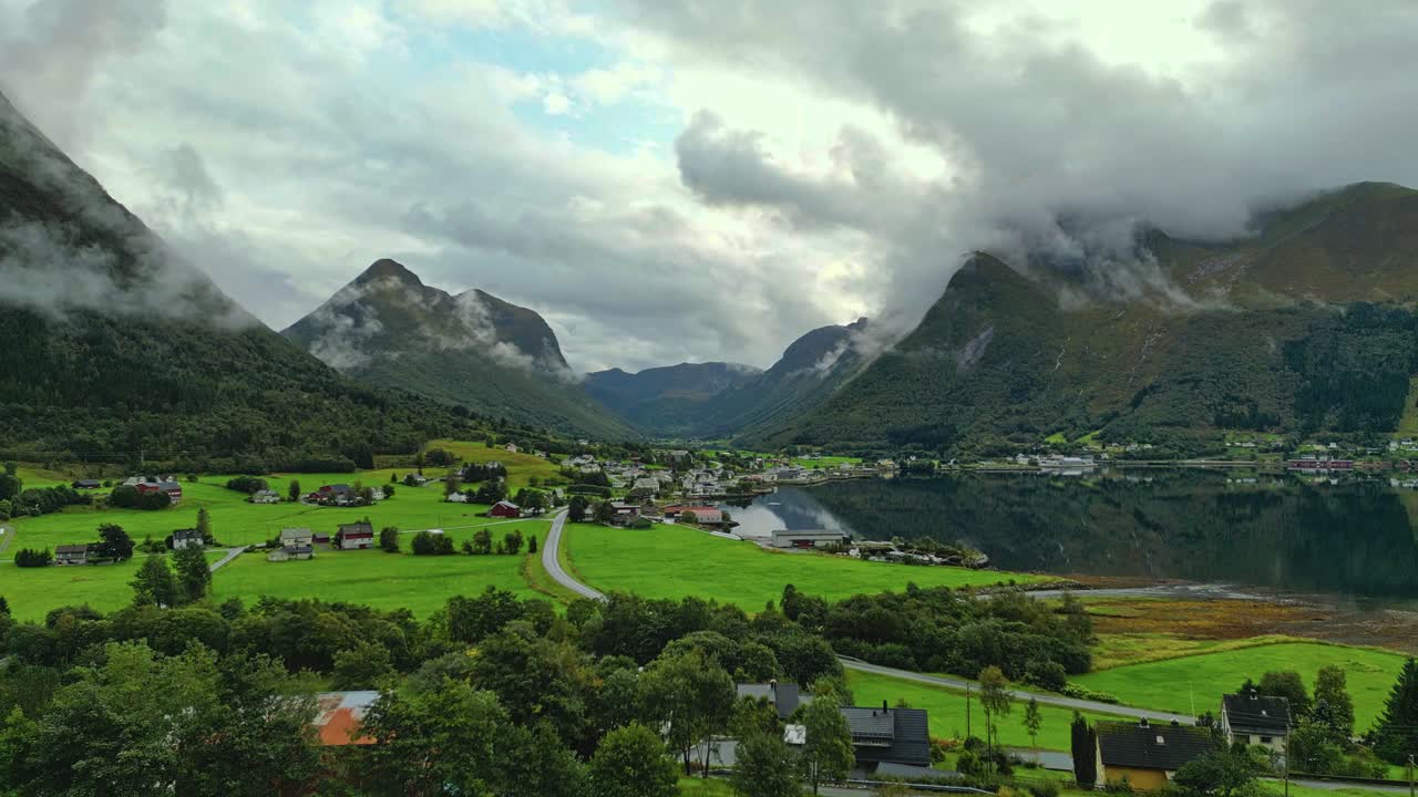 구름이 많은 날 에 노르웨이 의 바닐벤 지방 자치체 에 있는 시베데 에 있는 공중
