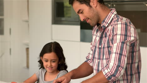 padre e hija preparando verduras