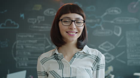 mujer de negocios sonriente en la oficina