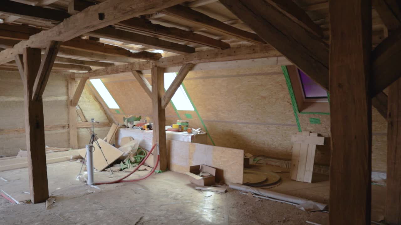 대마초 콘크리트 벽과 눈에 띄는 목조 프레임과 함께 내부 다락방 건설 현장, 왼쪽에서 오른쪽으로 판닝