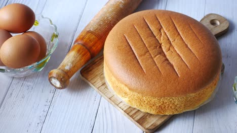 pastel de esponja casero en una tabla de madera