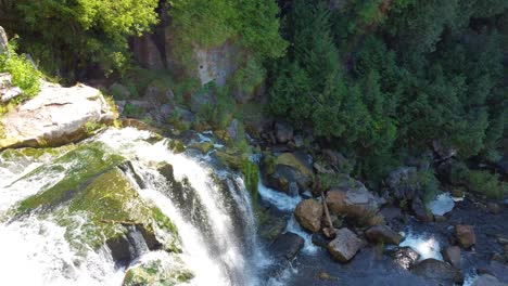 Eintritt-In-Den-Wasserfall-Im-Bergwald