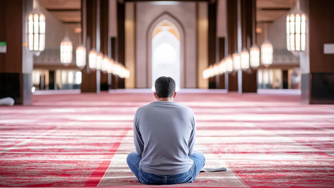 모스크에서 기도하는 남자