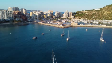 Clip-De-Drones-Volando-Sobre-Lujosos-Yates-Y-Barcos-En-El-Puerto-Deportivo-De-La-Ciudad-Costera-De-Calpe-En-España