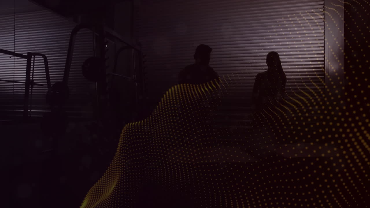 animación de puntos móviles sobre hombre y mujer en forma haciendo ejercicio en el gimnasio