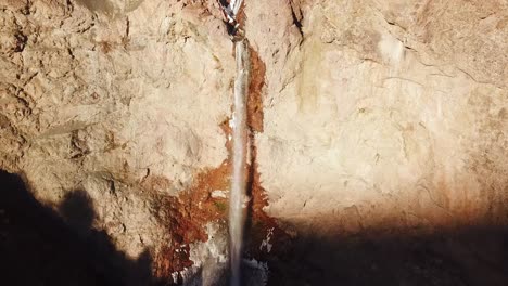 Volar-Hacia-Una-Cascada-Alta-Al-Atardecer-En-El-Valle-De-La-Muerte-De-Alamut-En-Irán