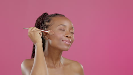 modelo, rostro o pincel de belleza en rosa aislado