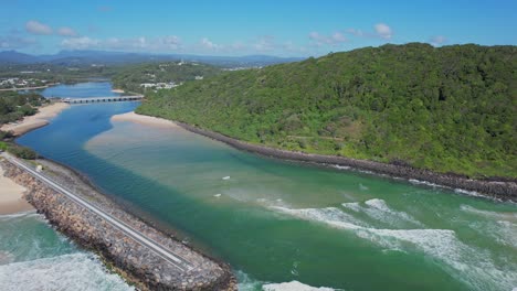 Arroyo-Tallebudgera-Entre-El-Parque-Nacional-Burleigh-Head-Y-La-Playa-Tallebudgera-En-Qld,-Australia