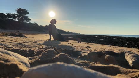 cerca de un tipo practicando yoga en una playa bajo el sol