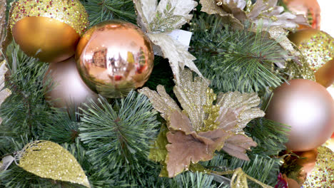 Detail-Des-Reich-Geschmückten-Weihnachtsbaums.-Panoramaflugzeug