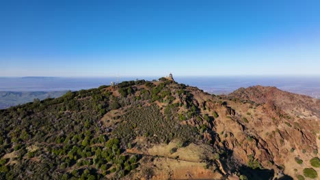 vista aérea del faro de luz de la cumbre del parque estatal mt diablo, vista del área este de la bahía, pittsburg, california, estados unidos de américa