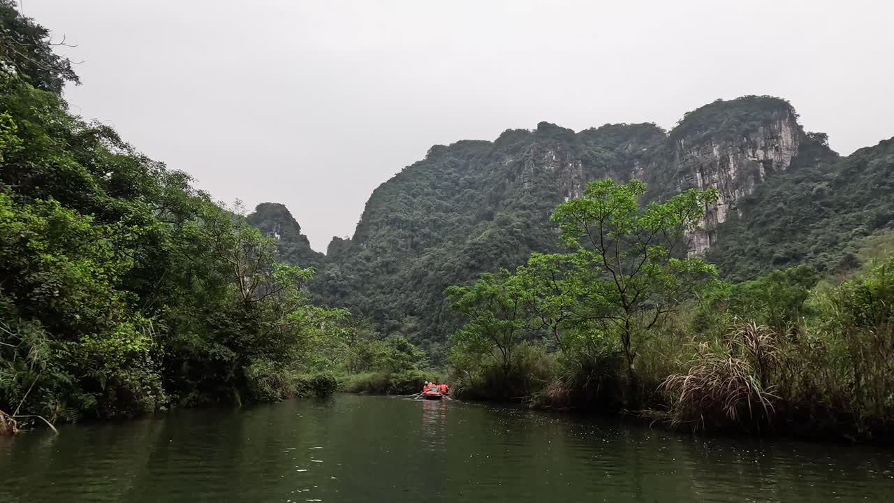 조용 한 강 풍경 을 따라 여행 하는 배